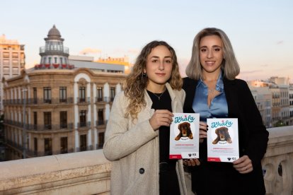 Laia Aldrove, presidenta de Miau Almería Canina, y Alba Vargas, CEO de ICG Legal, posan juntas tras formalizar la nueva colaboración.