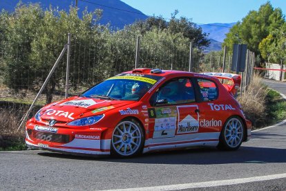 José Antonio Aznar y Osel Roman a bordo de su Peugeot 206 WRC se clasificaron en segunda posición.
