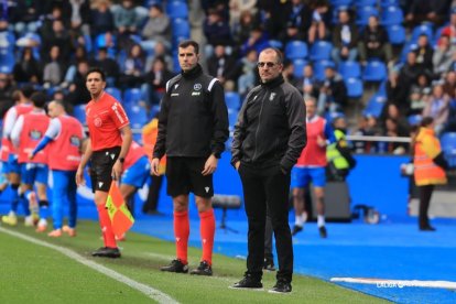 José Juan Romero, entrenador del Ceuta, en la banda de Riazor.