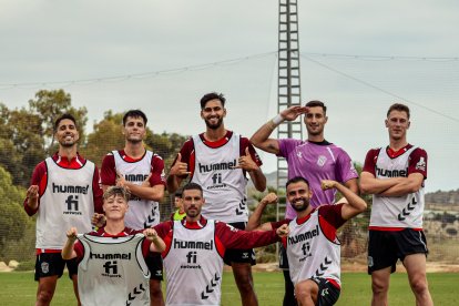 La plantilla del Eldense disfrutando hasta en los entrenamientos con Claudio Barragán.