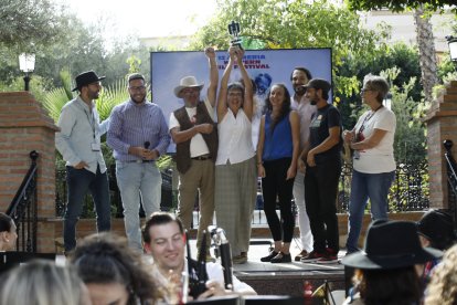 Entrega del premio ASFAAN del Almería Western Film Festival a Plácido Martínez y Cristina Serena por su labor en la empresa Malcamino's.