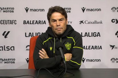 Enfado tremendo de Rubi con el arbitraje de Morilla Turrión, que pitó un penalti inexistente a Bonini.