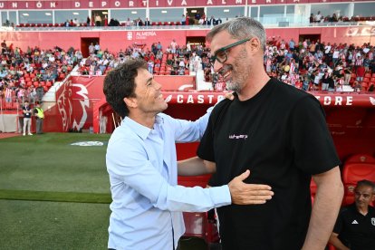 El saludo previo a un partido que marcaría el rumbo de los acontecimientos.