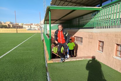 Saliendo al campo el primero para ocupar el banquillo.