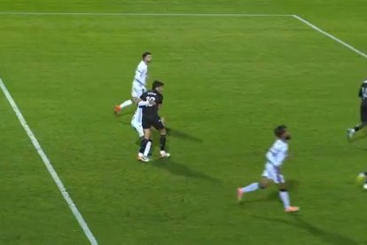 Bonini y Anuar se agarran mutuamente, pero el jugador del Ceuta se va al suelo y los árbitros caen en la trampa.