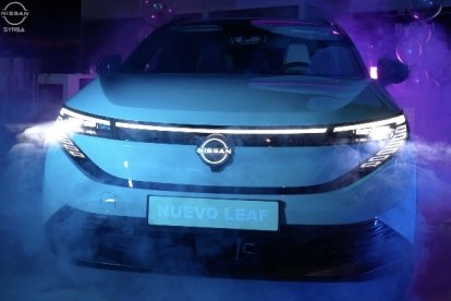 Diseño frontal lumínico único del modelo Leaf 2026