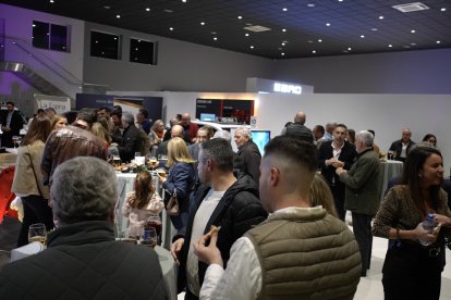 Un buen numero de amigos y clientes disfrutó de la presentación del Leaf