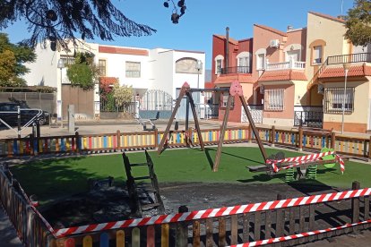 El parque ha sido precintado para evitar que los niños puedan accidentarse.
