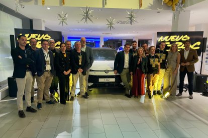 Todo el equipo de Vera Import posando junto al T-Roc 2026