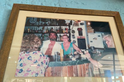 Carol Stephanie y Laureano García tras la barra de La Cabaña del Tío Tom.