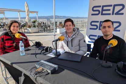 La presidenta de la asociación de comerciantes de Mojácar pueblo, Raquel Jiménez, el periodista Guillermo Mirón y el edil Pascual Artero.