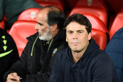 Rubi en el banquillo del Estadio de los Juegos Mediterráneos.