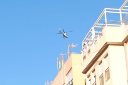 El helicóptero de la Guardia Civil sobrevolando la barriada de El Zapillo esta mañana.
