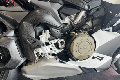 El motor V4 a 90º con distribución desmodrómica ofrece una potencia de 216 CV a 13.500 rpm.