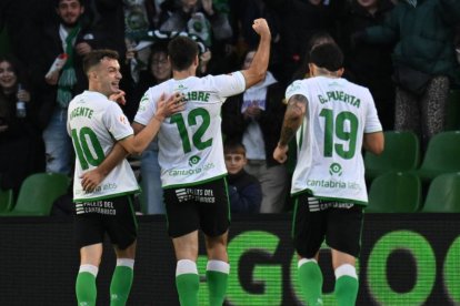 Iñigo Vicente tiene un guante para poner la pelota donde quiere.