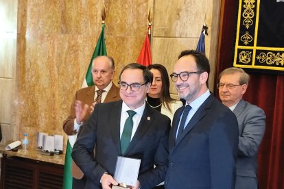 Entrega de premios durante el acto conmemorativo de la Constitución.