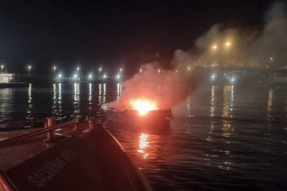 La embarcación entre llamas en el puerto pesquero de Almería.