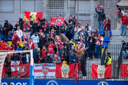 Fiesta total en la grada de Encamp, muy poblada de aficionados del equipo rojiblanco.