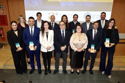 Reconocimiento entregado a los antiguos alumnos y amigos de honor.