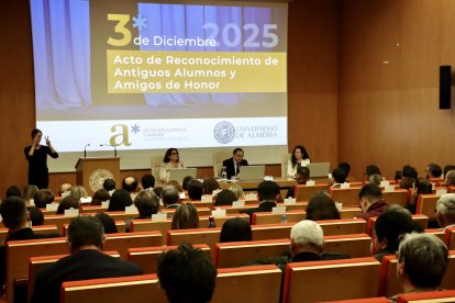 Reconocimiento entregado a los antiguos alumnos y amigos de honor.