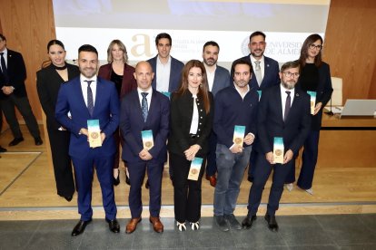 Reconocimiento entregado a los antiguos alumnos y amigos de honor.