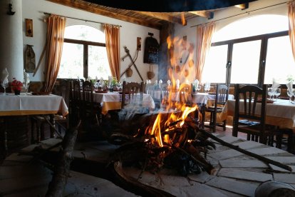 La chimenea central encendida.