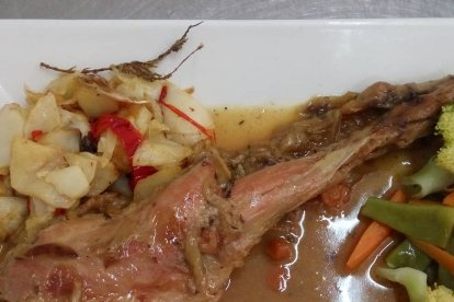 Uno de sus platos estrella, la pierna de cabritillo.
