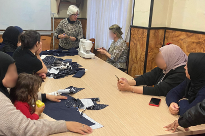Omaira Villareal durante una de las clases, rodeada de sus alumnas.