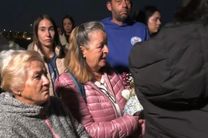 Asistentes depositando flores en recuerdo del pequeño.