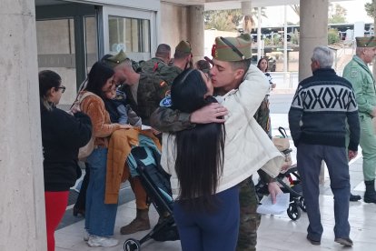 Despedida de los legionarios que han salido desde el Aeropuerto de Almería hacia la misión de Eslovaquia.