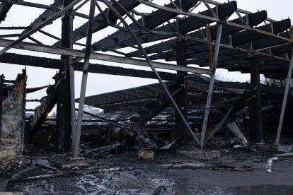 La grada afectada y de fondo otra zona a la que no llegaron las llamas.