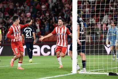 Estamos ante dos futbolistas con ADN de Primera, pero están compitiendo en la categoría de plata del fútbol nacional.