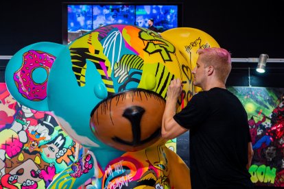 El artista JoGis Art con uno de sus famosos osos.