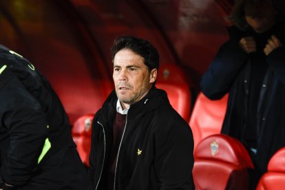 El entrenador del Almería en el banquillo del Estadio Mediterráneo.
