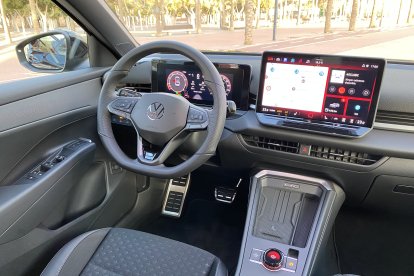 Interior de muchas calidad, con dos pantallas y Head Display como novedad