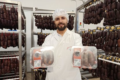 Enrique Cruz posa con las morcillas envasadas para Mercadona.