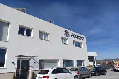 Fachada principal de las instalaciones de Peña Cruz en Serón.
