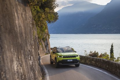 En el interior, el habitáculo se ha rediseñado para ofrecer mayor versatilidad y refinamiento.