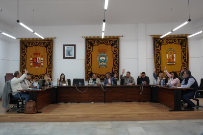 Pleno celebrado en Carboneras en el que se aprobó la medida.