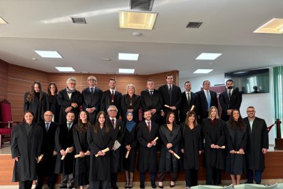 Los nuevos colegiados con la junta de gobierno del Colegio