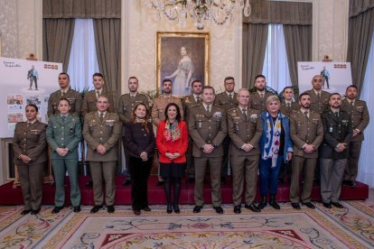 Foto de familia tras la presentación del calendario de 2026 del Ejército de Tierra.
