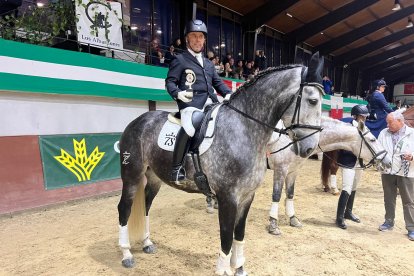 Juan Manuel Martínez a lomos de Bienvenida.