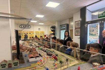 Los alumnos de tercero de primaria de la Compañía de María en la sede-museo de ASAFAL, con algunos miembros de la asociación