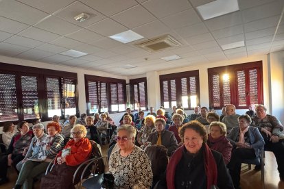 Sala repleta en la presentación del libro
