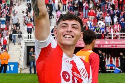 Debutaba con 17 años en el Santa Fe y está rodado en alta competición.
