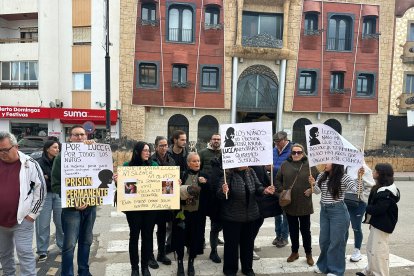 Concentración de vecinos frente a los juzgados de Vera.