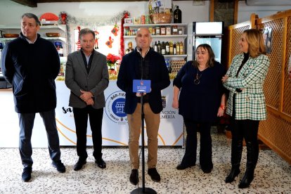Inauguran el primer bar-tienda de Alcudia de Monteagud.