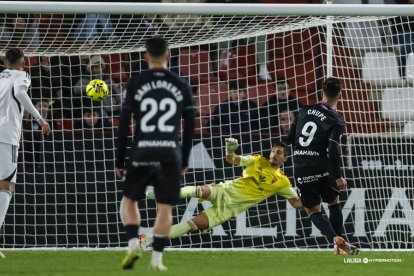 El Málaga llega lanzado al parón y su afición premiará el esfuerzo.