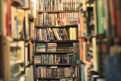 Estantería de libros en una librería.