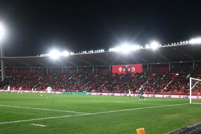 Los aficionados ya se saben de memoria el plan del Almería para los partidos.